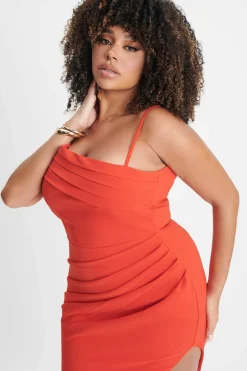 Chantelle Curve Asymmetric Pleat Midi Dress In Coral Red<Lavish Alice Fashion