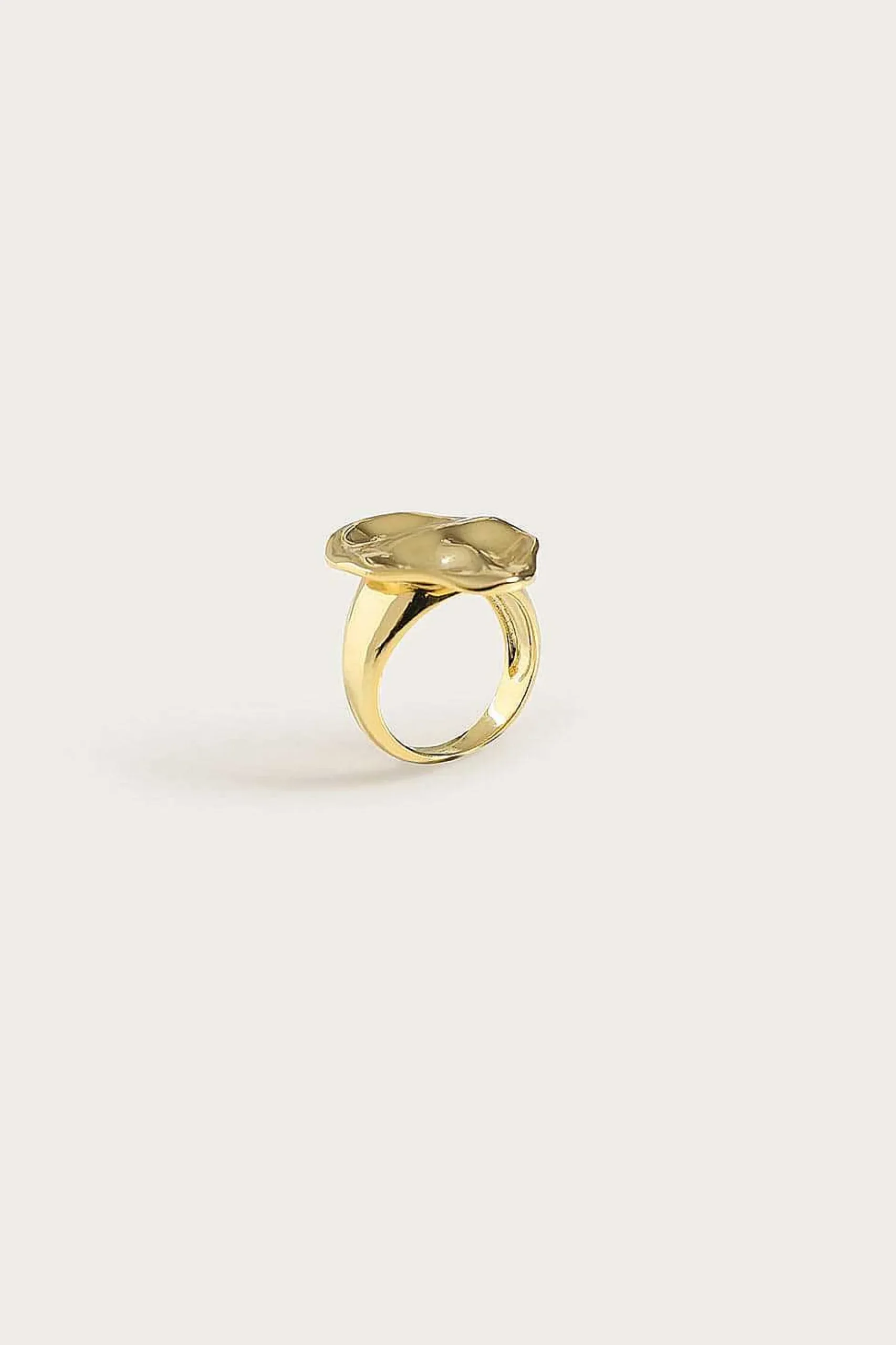 Leora Hammered Effect Oval Gold Ring<Lavish Alice New